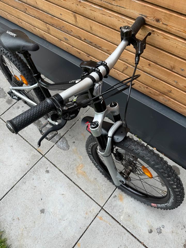 Woom 4 Off Air Black 20"